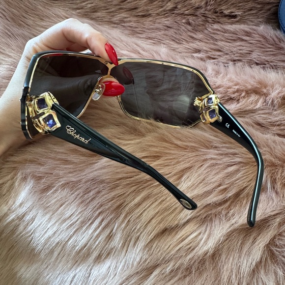 Chopard Sunglasses with Gold and Black Details - Picture 4 of 9